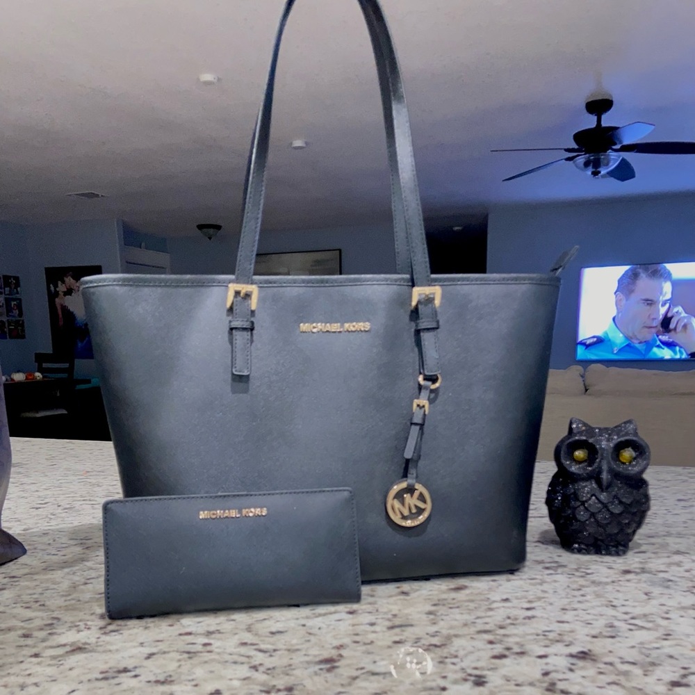 Michael kors tote, Wallet is not included.